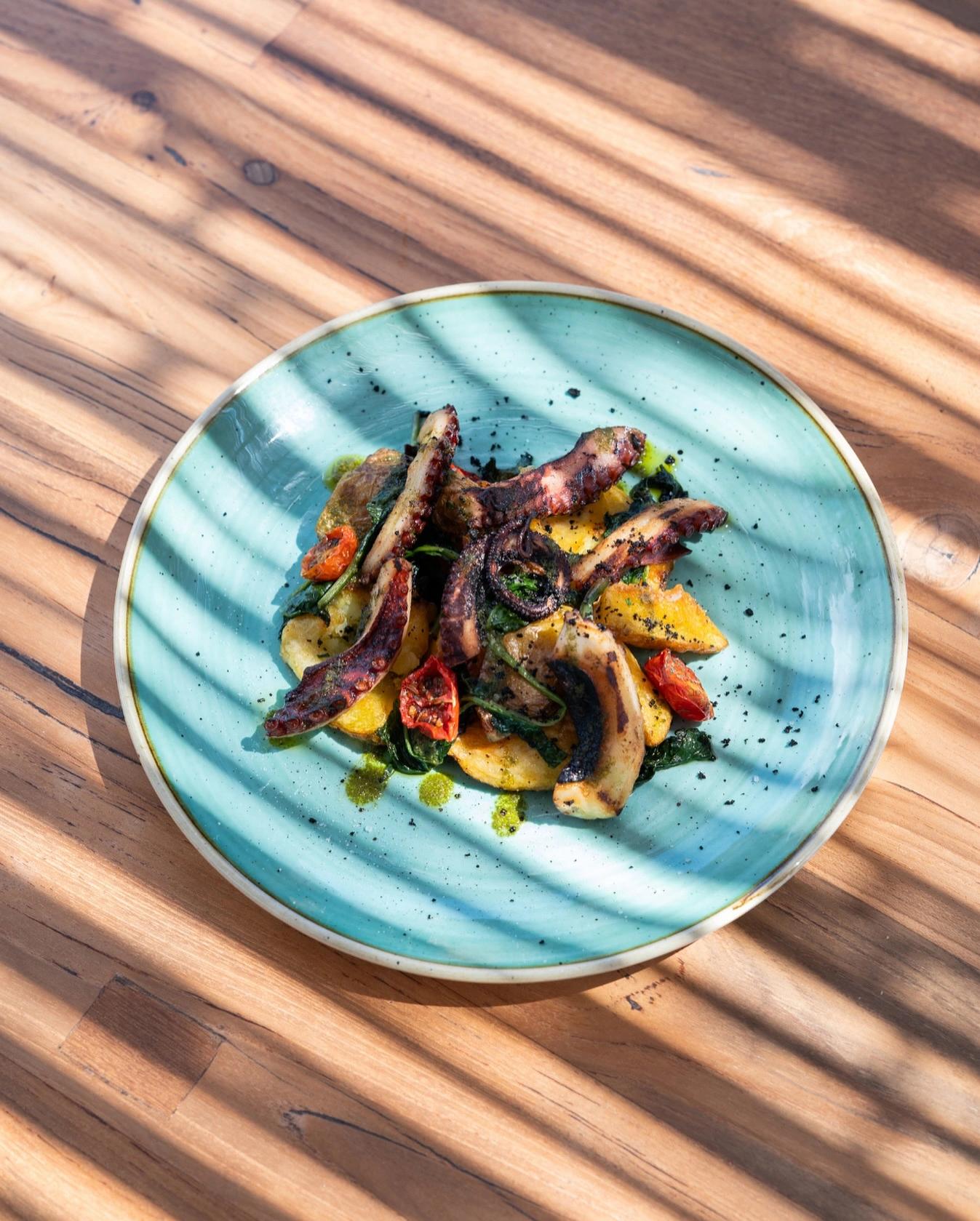 Plate de viande grillée avec légumes colorés de la carte du restaurant de plage à Santa Giulia