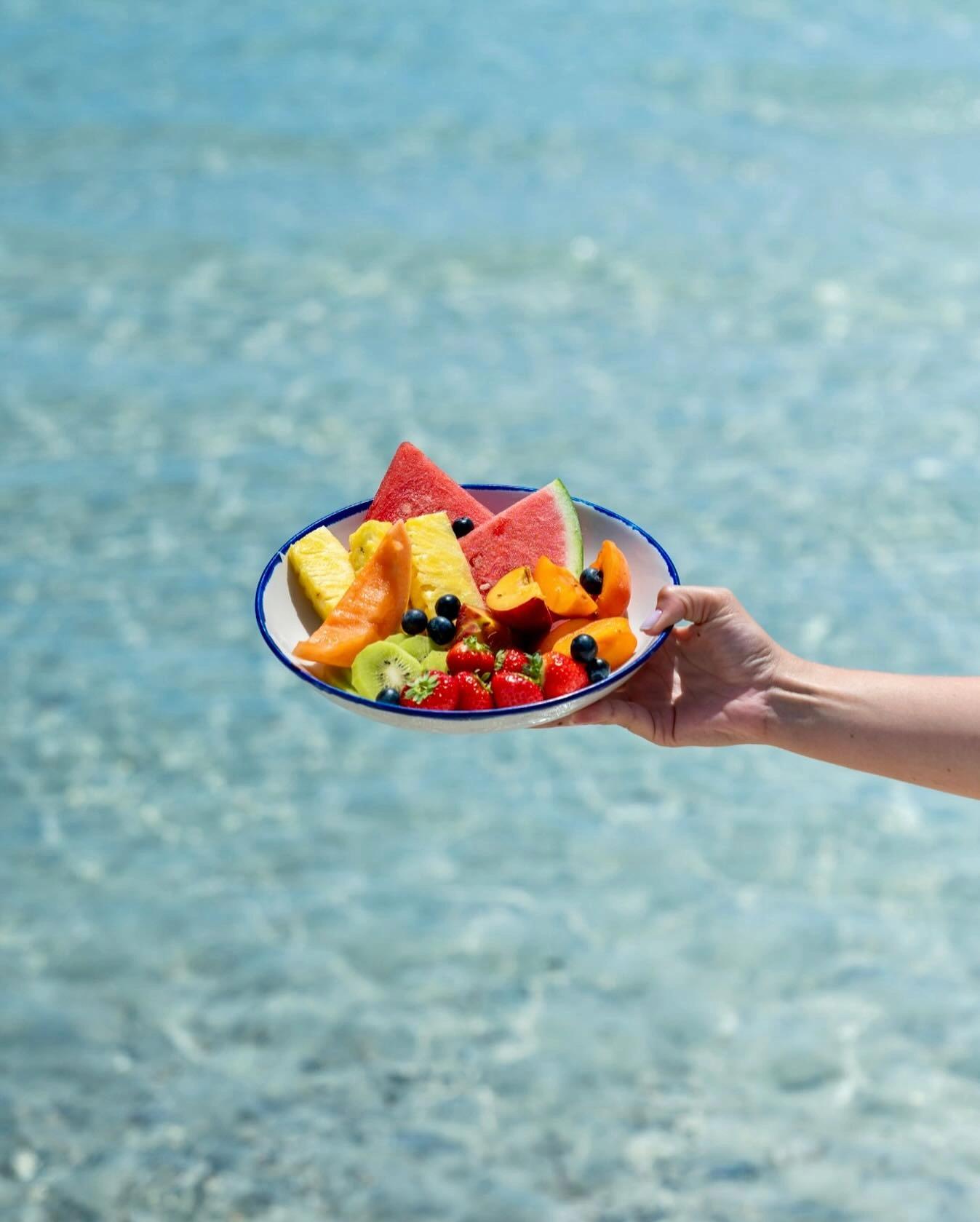 Assiette de fruits frais à la plage de Santa Giulia