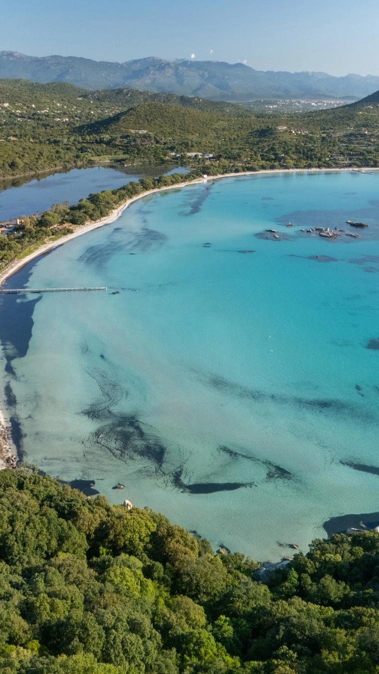 Vue aérienne de la plage de Santa Giulia avec restaurant en bord de mer