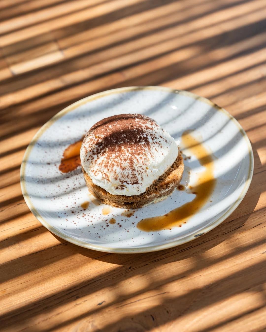 Dessert tiramisu gourmand sur la carte du restaurant de plage à Santa Giulia
