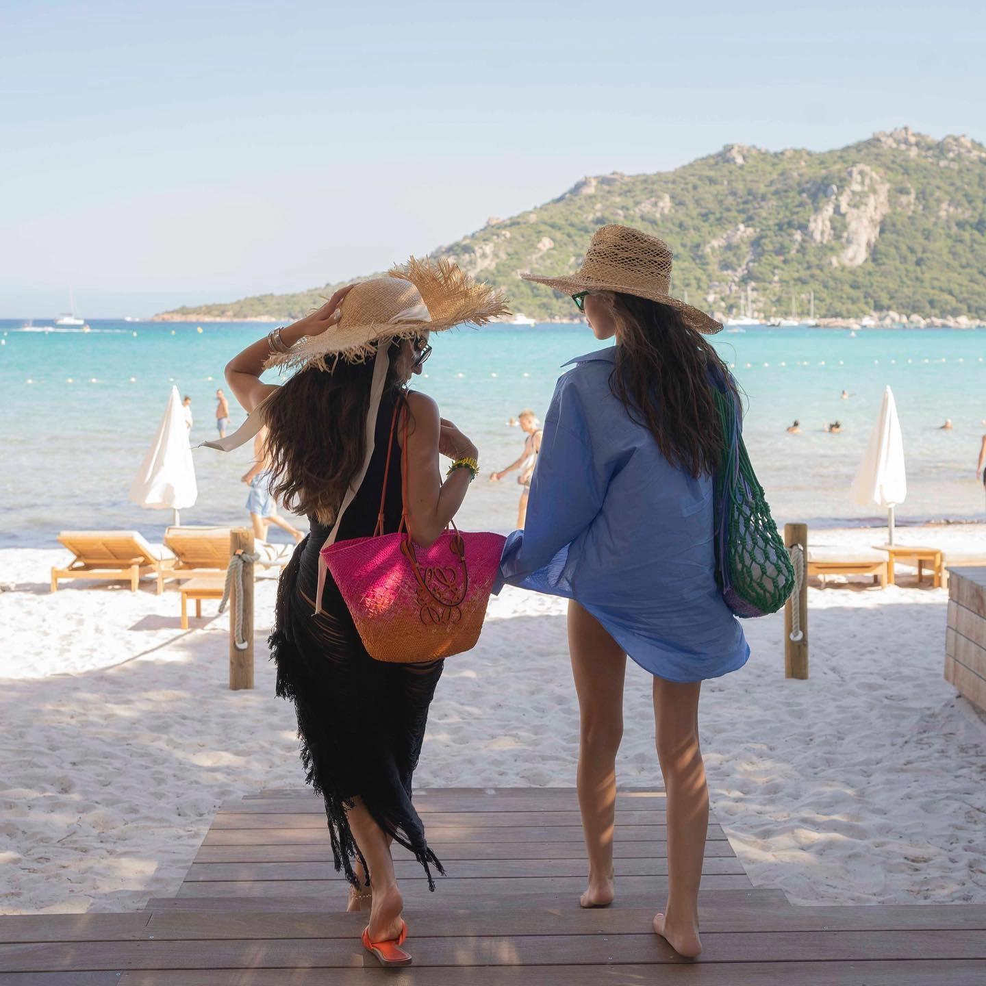 Deux femmes avec accessoires de plage à Santa Giulia, Corse