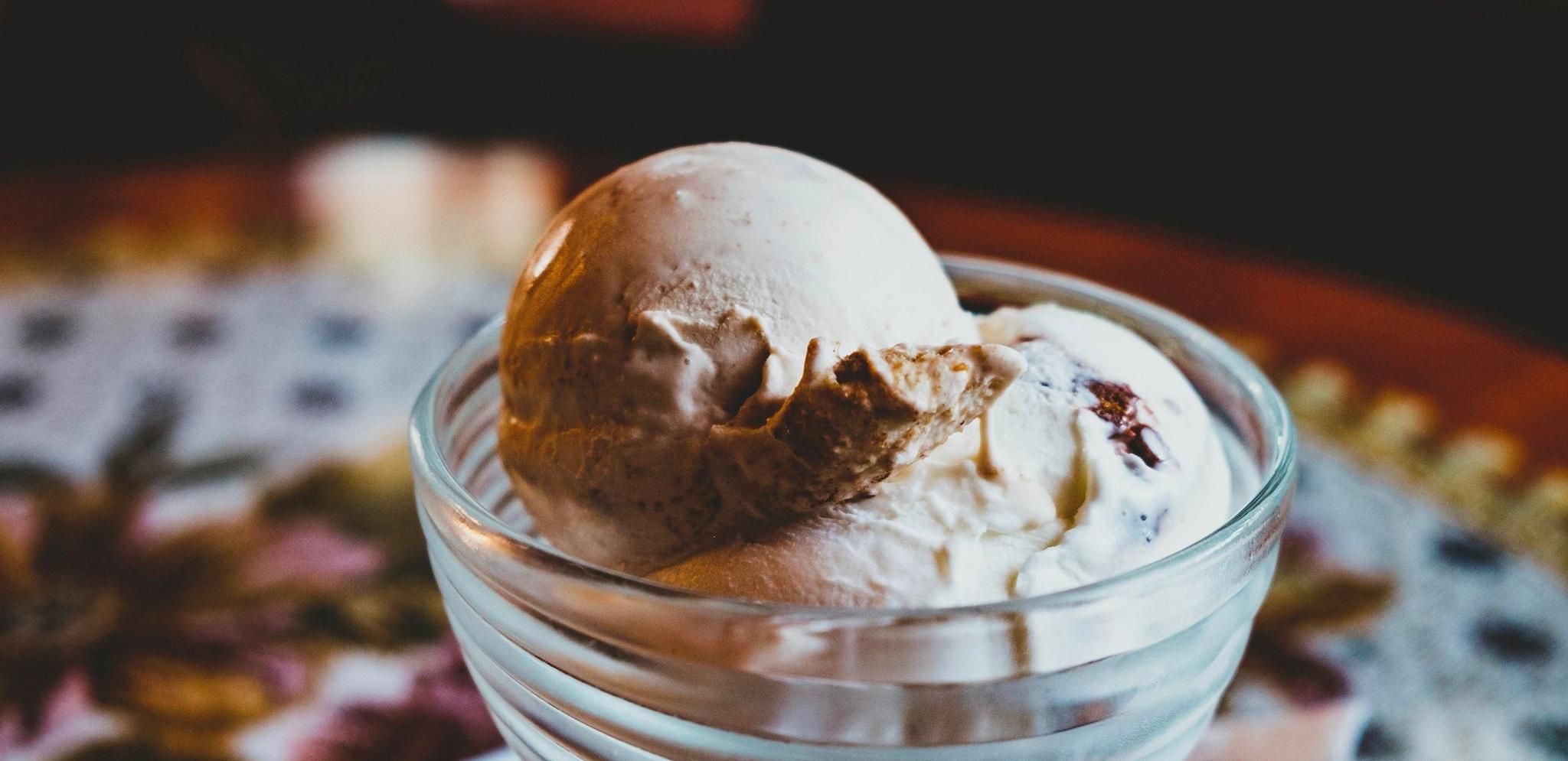 Glace au chocolat et vanille servie dans un verre transparent sur la carte du restaurant de plage à Santa Giulia