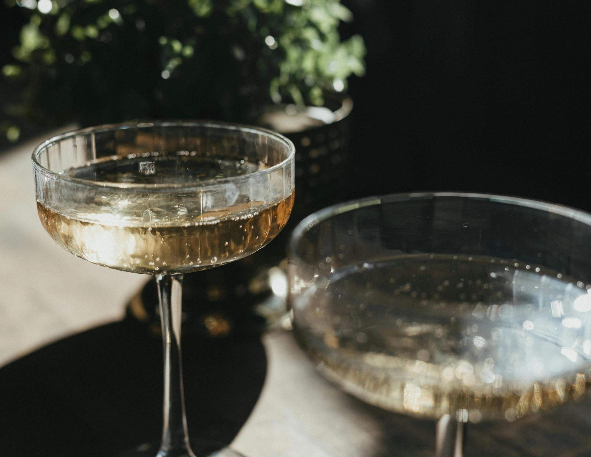 Deux verres de champagne servis lors d'une soirée à Santa Giulia sur la carte du restaurant de plage