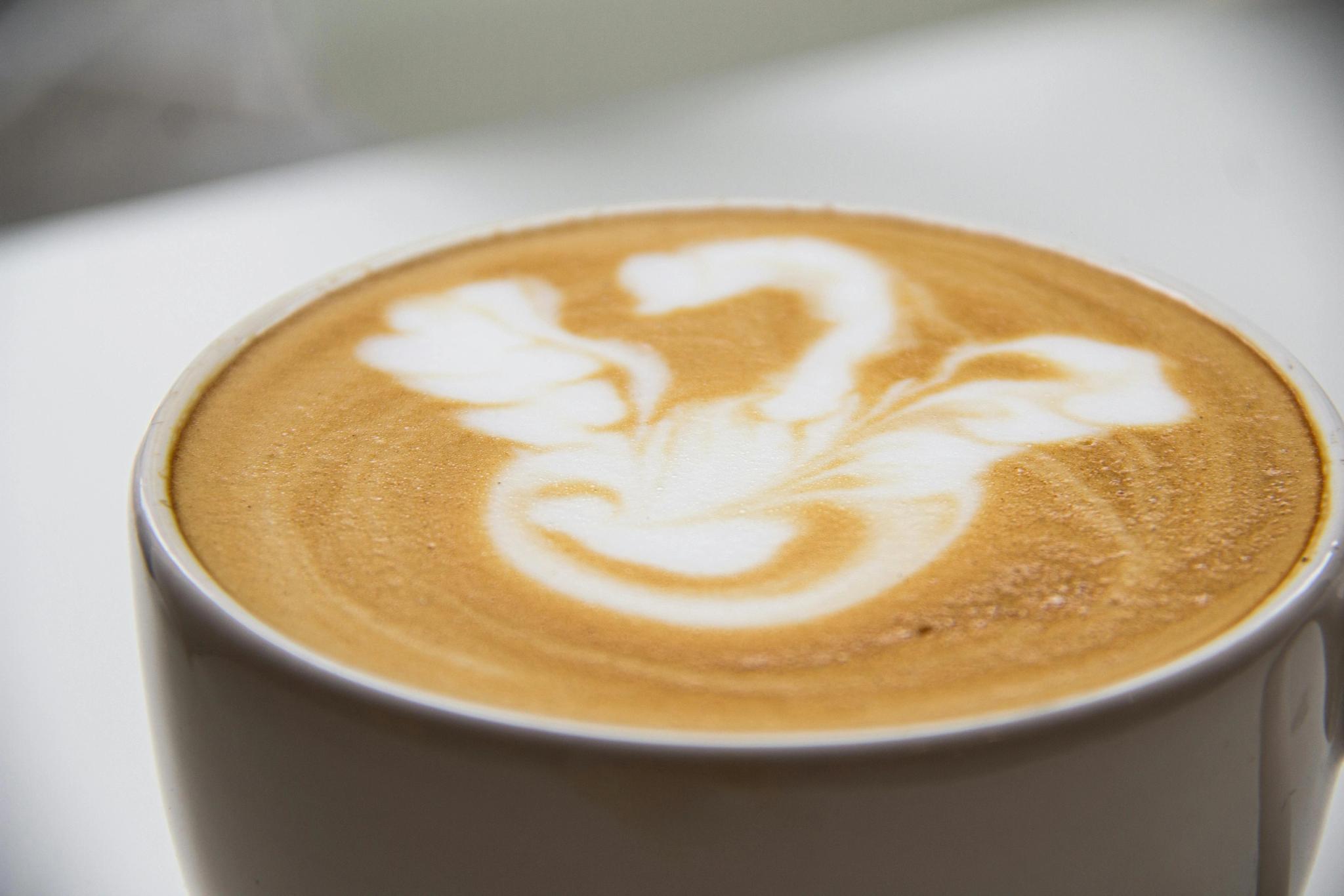 Cappuccino avec latte art dans une tasse de café