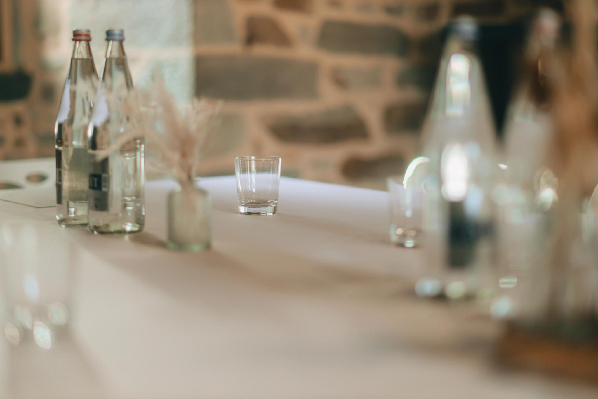 La carte du restaurant de plage à Santa Giulia avec verres d'eau