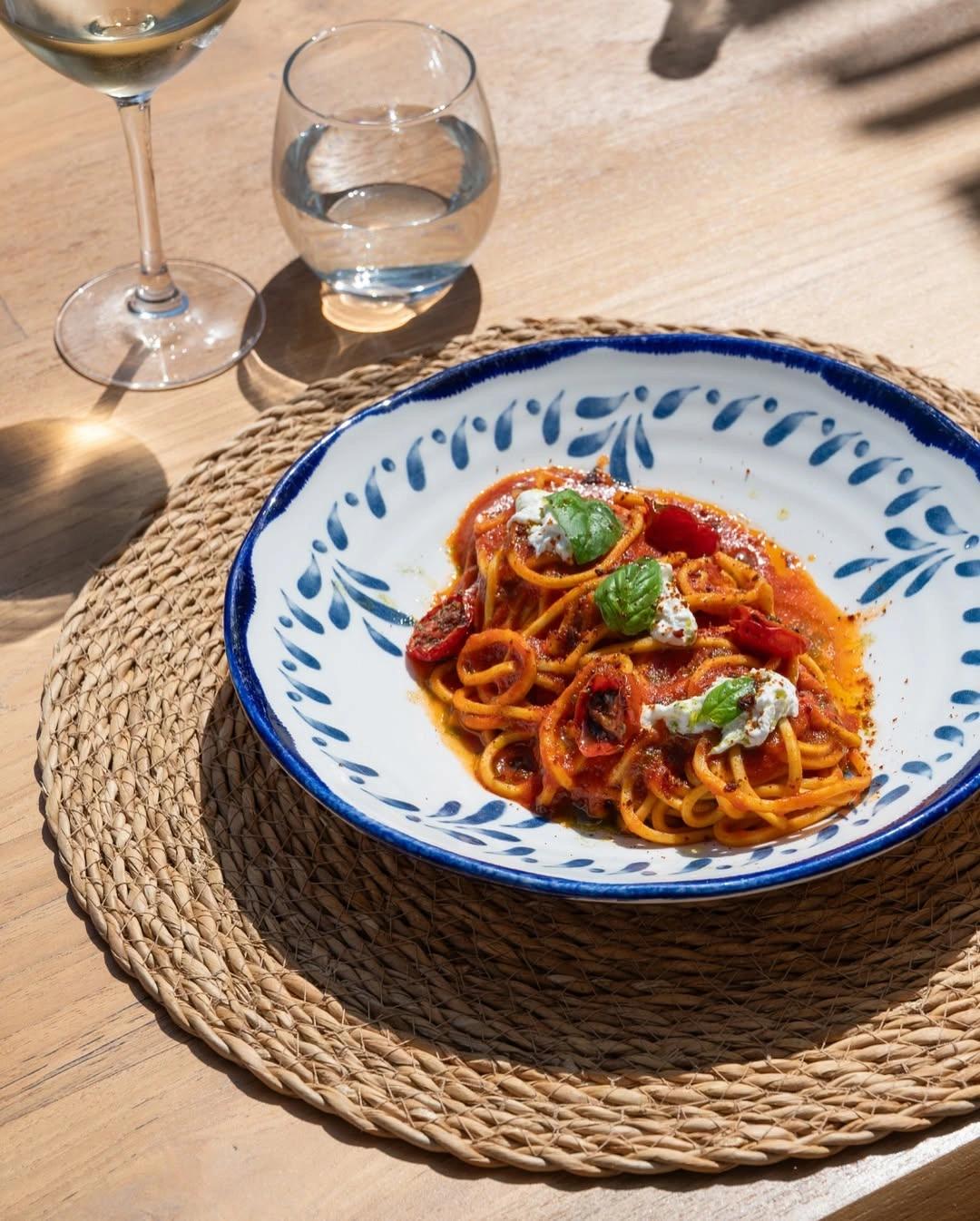 Assiette de pâtes à la sauce tomate servie à la carte du restaurant de plage à Santa Giulia