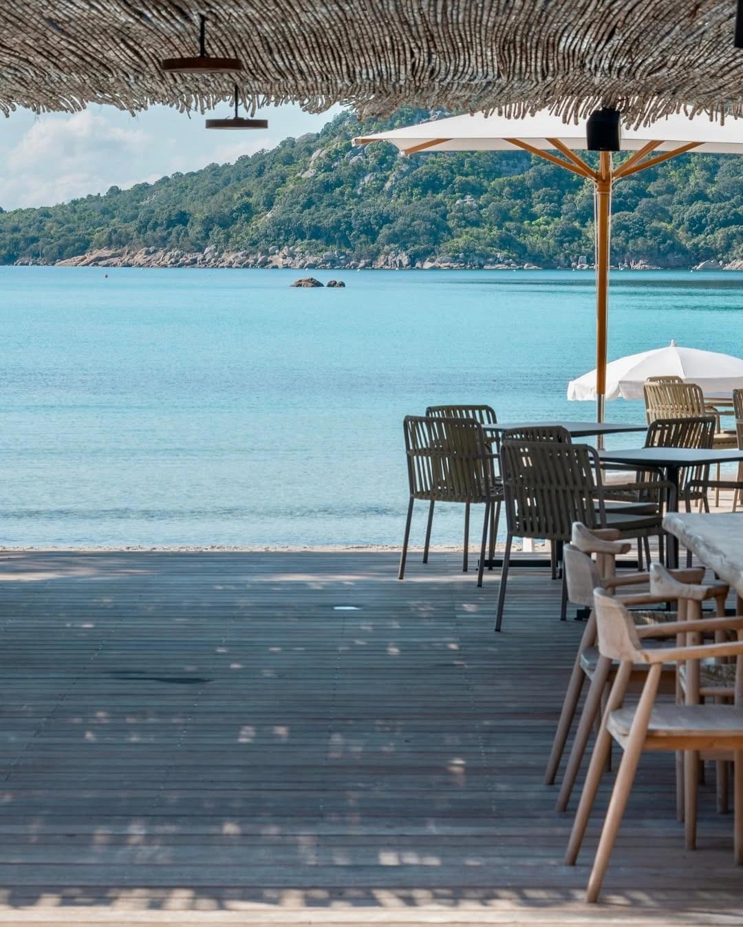 Restaurant de plage à Santa Giulia avec vue sur la mer turquoise